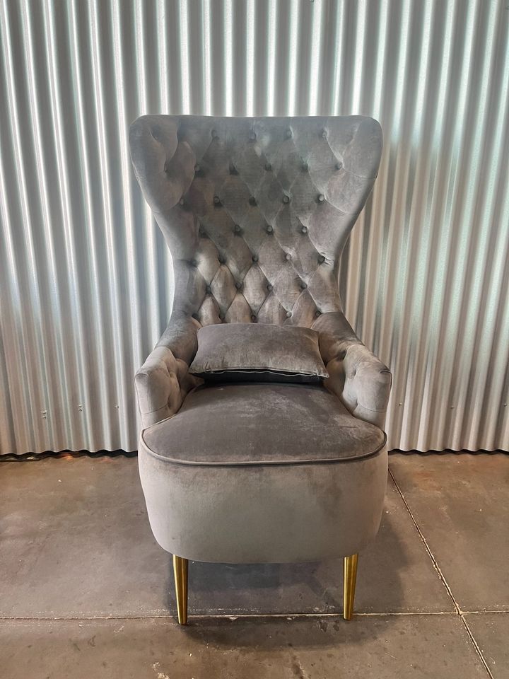 Grey tufted wingback discount chair